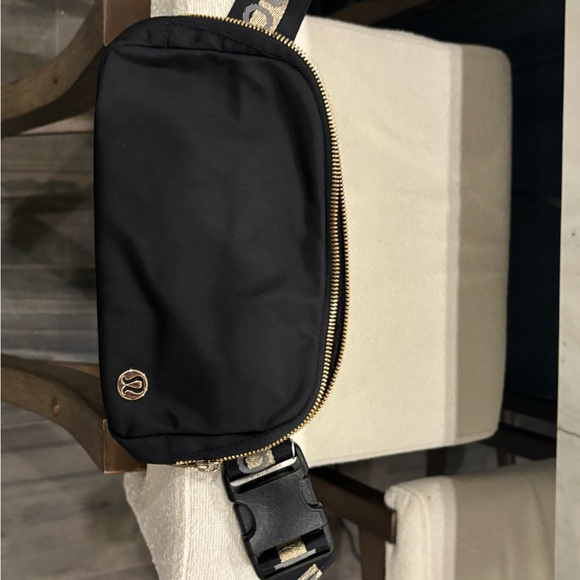 lululemon athletica Black Belt Bag with Gold Accents NWT - Picture 5 of 8